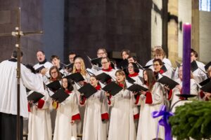 Der KathedralJugendChor und der Domchor der Dommusik Speyer umrahmen den Gottesdienst musikalisch