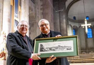 Bischof Dr. Karl-Heinz Wiesemann überreicht ein Geschenk an Georgens