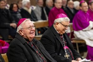 Der lachende Georgens und Bischof Dr. Karl-Heinz Wiesemann in der ersten Reihe im Speyerer Dom