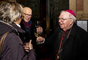 Dr Gottfried und Hildegard Jung gratulieren Georgens beim Umtrunk.