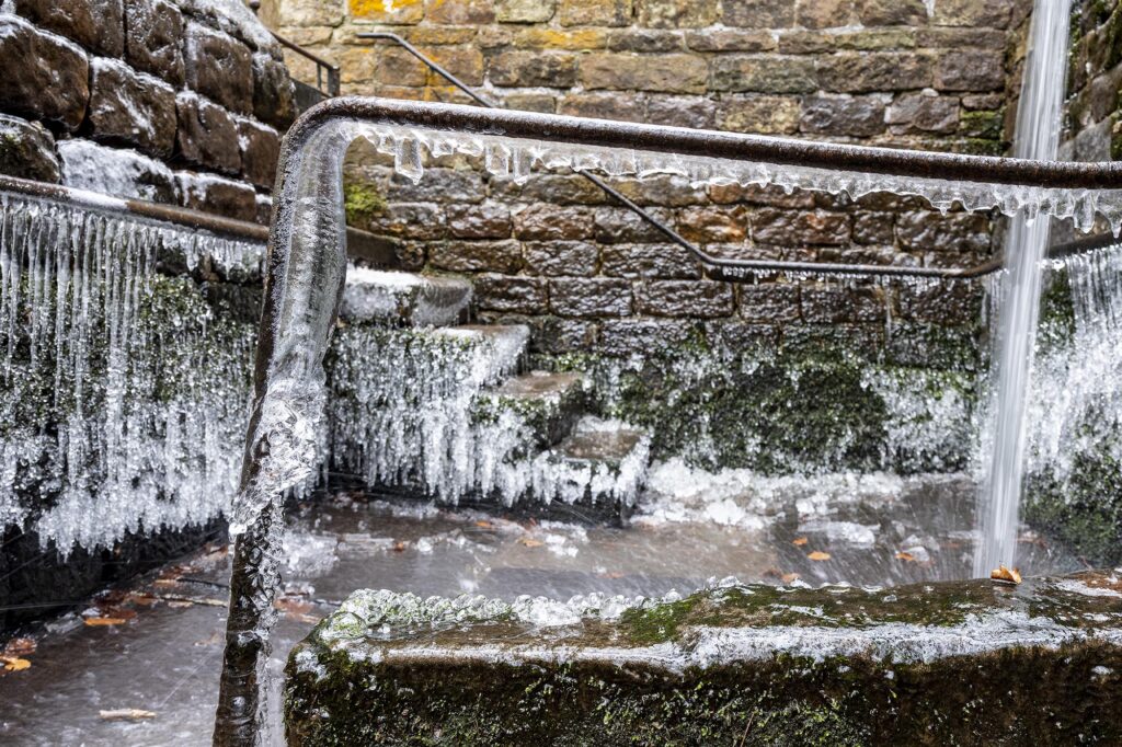 Nahaufnahme der Eiszapfen an der Walddusche
