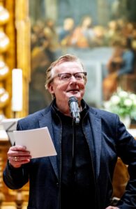 Der Präsident des Rotary Clubs Speyer, Präsident Stefan Detzel, begrüßt die Gäste und führt in das Konzert ein