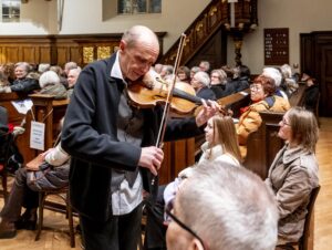 Violinist Gilles Apap geht während des Spielens durchs Publikum