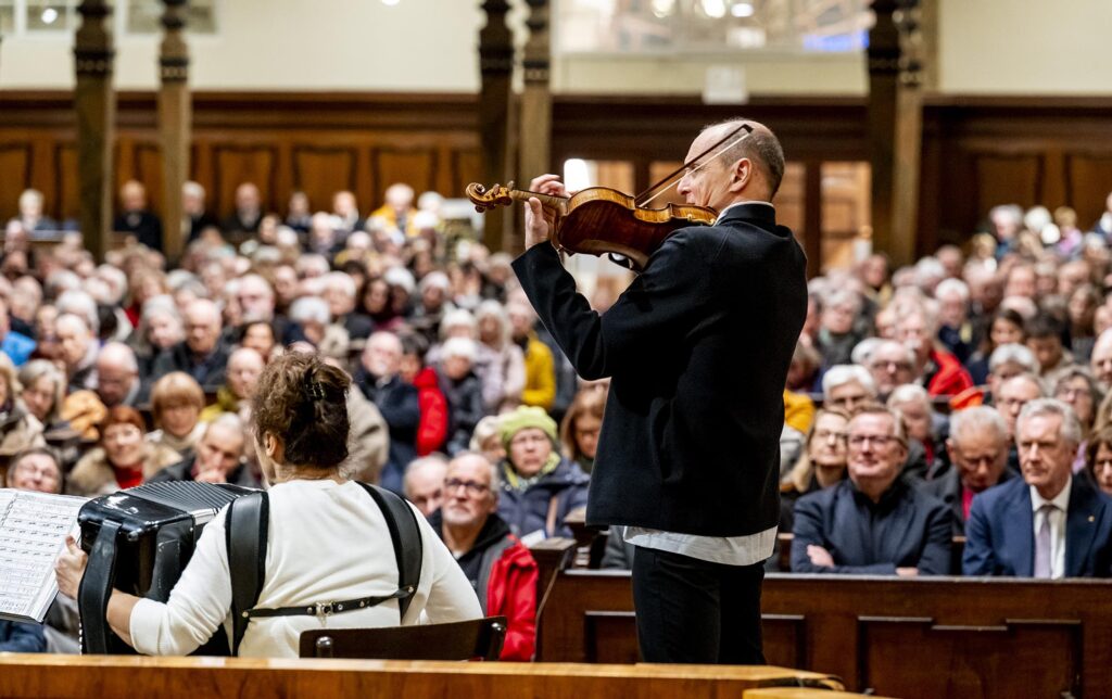 Violinist Gilles Apap vor dem Publikum in der voll besetzten Dreifaltigkeitskirche Speyer