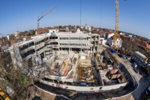 Blick von einem Baukran auf die komplette Baustelle.
