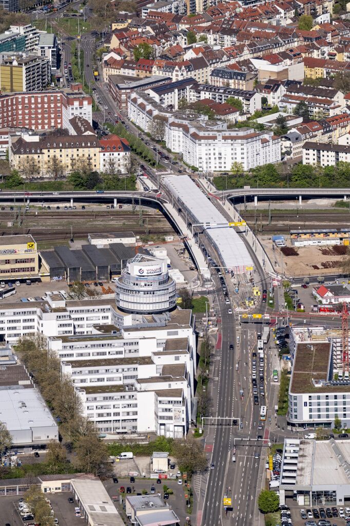 Luftbild von Heidelberg entlang der Montpellierbrücke, Blickrichtung Weststadt