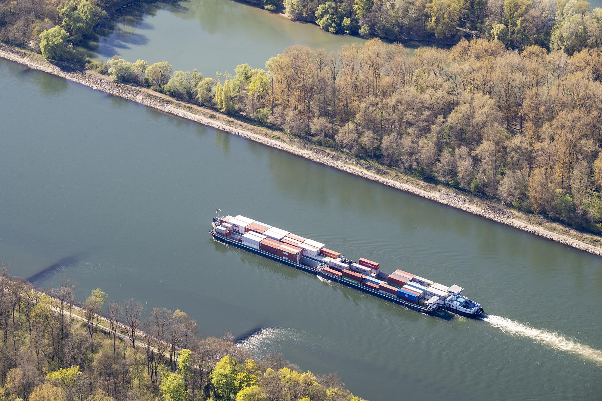 Ein Frachtschiff auf dem Rhein