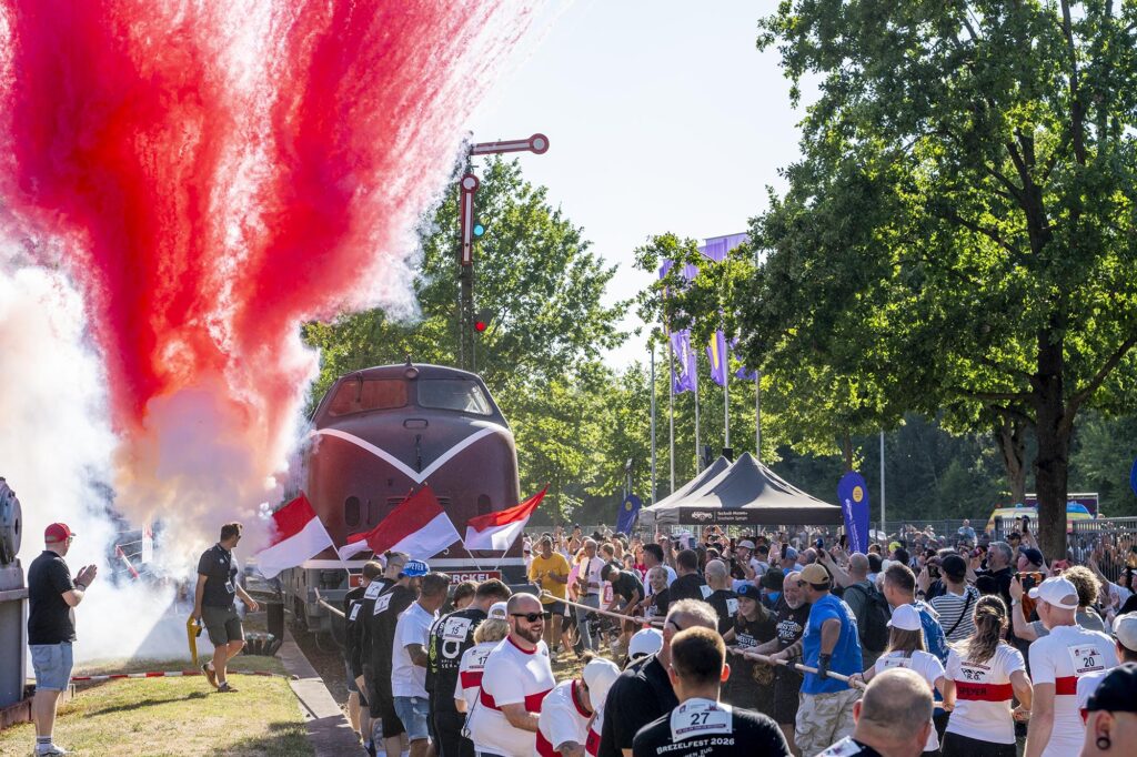 Ein rot weißes Feuerwerk bestätigt, dass der Weltrekord erreicht ist