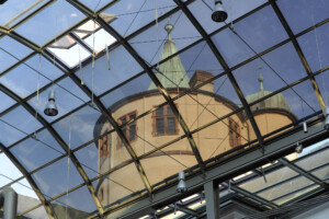 Turm des Historischen Museums der Pfalzdurch Glasdach des Innenhofs gesehen