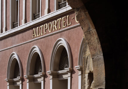 Blick durch den Torbogen des Altpörtels auf dahinterliegendes Gebäude