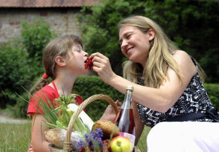 Mutter und Tochter beim Picknick