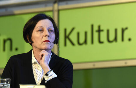 Autorin bei einer Lesung