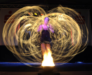 Feuerjongleuer in Langzeitaufnahme
