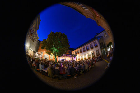 Jazzfestival im Rathausinnenhof gesehen durch Fischauge