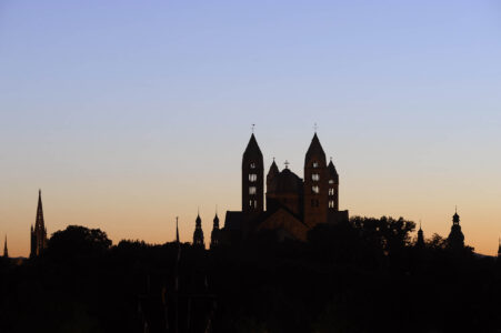 Speyerpanorama im Gegenlicht der letzten Strahlen der Abendsonne mit Dom in der Mitte
