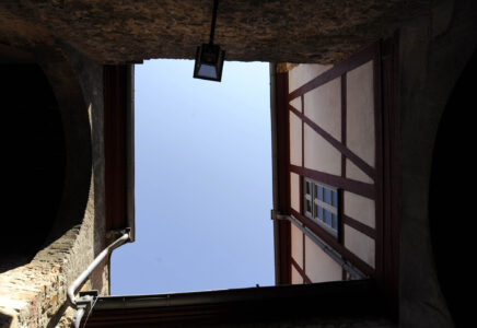 Blick nach oben an Fachwerkwänden in Freinsheim