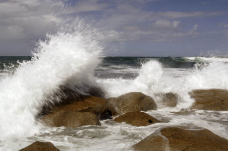 Wellen und Brandung an der Cote Sauvage bei Ploudalmézeau