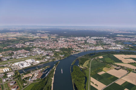 Luftblid von Speyer aus Richtung Süden mit Rheinkurve in der Bildmitte und weitem Horizont