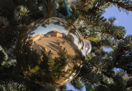 Speyerer Domplatz spiegelt sich in Weihnachtskugel am Baum