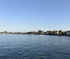 Panoramaanscht über den Hafen von Pontusval im Abendlicht