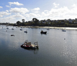 Panoramaansicht einen Fluss entlang in der Bretagne mit mehreren Booten in der Ferne