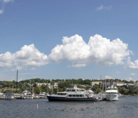 Panorama vomMeer aus auf Hafenansicht mit Yacht im Vordergrund