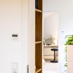 Haustechnik und Steckdose an der Seite eines Einbauregals verbaut